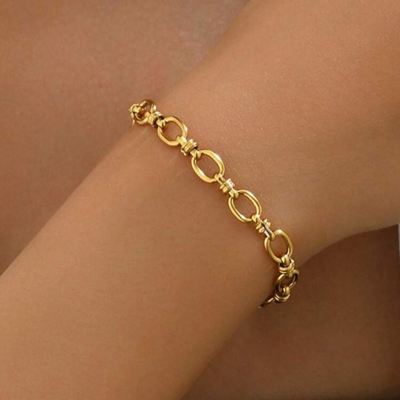 Elegant Golden Bracelet for Women